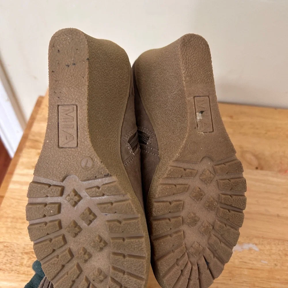 Mia Baylie Brown Suede Wedge Booties‎ with Lace-Up Detail size 7M